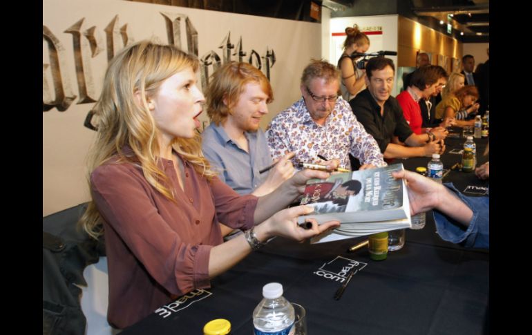 Se han vendido millones de libros de Harry Potter en el mundo. En la imagen, actores firman ejemplares. AFP  /