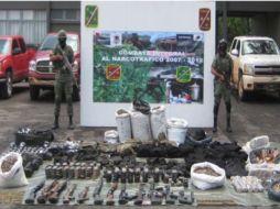 Elementos de la Décimo Quinta Zona Militar presentan el material incautado. ESPECIAL  /
