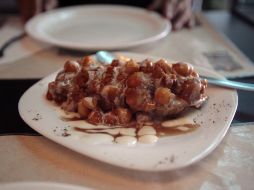 Samosa vegetariana, empanadas con relleno de papa y chícharo bañado con yogurt, garbanzos y tamarindo. A. HINOJOSA  /