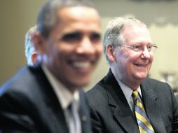 El republicano Mitch McConnell (derecha), asegura que el proyecto del presidente estadounidense (izquierda), es insuficiente. AP  /