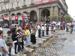 Los comerciantes ambulantes bloquearon el cruce de Alcalde e Hidalgo, colapsando la vialidad en el Centro de Guadalajara. S. NÚÑEZ  /