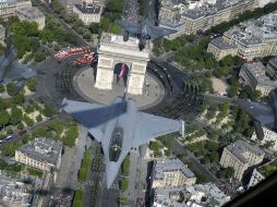 El desfile castrense se llevó a cabo en los famosos Campos Elíseos de París. AFP  /