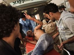 Socorristas trasladan a un rebelde herido tras un enfrentamiento con fuerzas libias, en el Centro del país. AFP  /