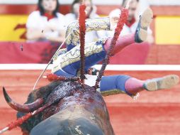 El matador extremeño, Juan Mora, fue cornado ayer en la plaza de Pamplona en dos ocasiones. EFE  /