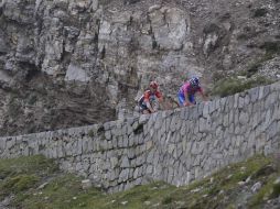 Kloden en camisa roja separado del pelotón debido a la caída durante la duodécima etapa. AP  /
