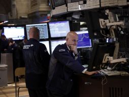 A pesar de que la confianza de los consumidores en EU muestra cifras desalentadoras, el Dow Jones muestra todo lo contrario. AP  /