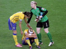 Las suecas Lotta Schelin (i), Sara Thunebro (c) y Hedvig Lindahl (d) se lamentaron ante la derrota de Japón. EFE  /