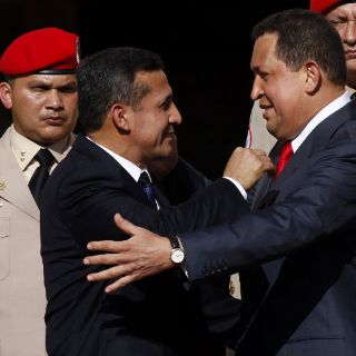 El presidente Chávez recibe con honores de jefe de Estado a Ollanta Humala
