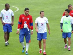 Wason Renteria, José de Jesús Corona, Christian Giménez y César Villaluz, al termino del entrenamineto del Cruz Azul. NOTIMEX  /