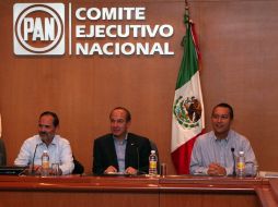 De izquierda a derecha, Gustavo Madero, Felipe Calderón y Francisco Blake Mora. EL UNIVERSAL  /