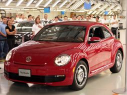 El nuevo Beetle es presentado por Felipe Calderón. AFP  /