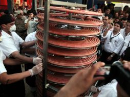 La salchicha, de 203.80 metros de largo y 120 kilos, fue elaborada por unas doscientas personas. EFE  /