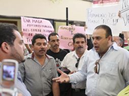 Jorge Vizcarra (derecha), se manifestó afuera de la Presidencia para exigir que no se vendan terrenos municipales. E. PACHECO  /