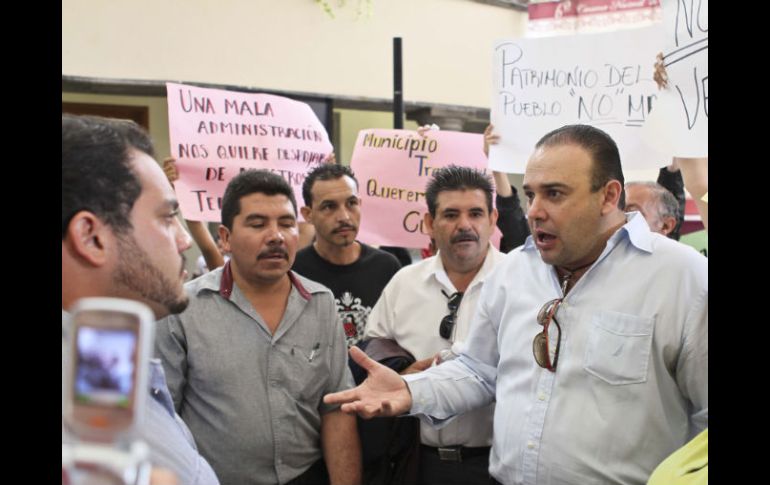 Jorge Vizcarra (derecha), se manifestó afuera de la Presidencia para exigir que no se vendan terrenos municipales. E. PACHECO  /
