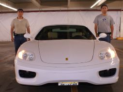 Omar e Israel buscan exhibir este Ferrari, además del resto de sus obras. O. HERNÁNDEZ  /