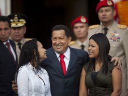 El presidente de Venezuela, Hugo Chávez, abraza a sus hijas María Eugenia (i) y Rosa Inés (d). REUTERS  /