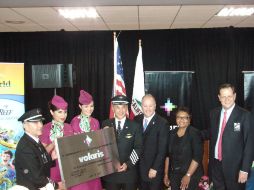 Enrique Beltranena (derecha), director general de Volaris, acompañado por pilotos y azafatas de la empresa. ARCHIVO  /