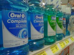 Pese al anuncio del retiro, el colutorio está a la venta. ESPECIAL  /