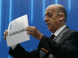 El presidente de la FINA, Julio Maglione, muestra el nombre de la ciudad que será sede de la competencia acuática en 2017. AP  /