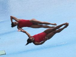 Las mexicanas ejecutan un salto durante la fase preliminar de la prueba femenil de salto en trampolín de tres metros. EFE  /