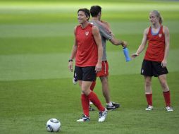 Abby Wambach (izq) y Becky Sauerbrunn durante el entrenamiento de su equipo en Francfort. EFE  /