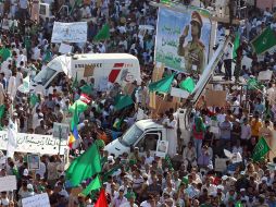 Seguidores del líder libio Muamar Gadhafi se reúnen durante una manifestación. EFE  /