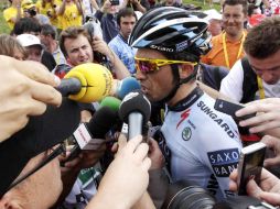 El español respondiendo a las preguntas de reporteros después de la décimocuarta etapa. REUTERS  /