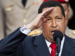 Chávez saluda mientras habla con la prensa durante una conferencia de prensa en el Palacio de Miraflores, en Caracas. REUTERS  /