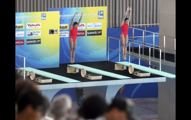 Las mexicanas, Laura Sánchez y Arantxa Chávez, consiguieron el noveno lugar en la final del trampolín tres metros sincronizados. EFE  /