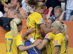 Las jugadoras suecas celebran un gol que pone el marcador 1-0 en el juego contra Francia durante el Mundial Femenil en Alemania. EFE  /