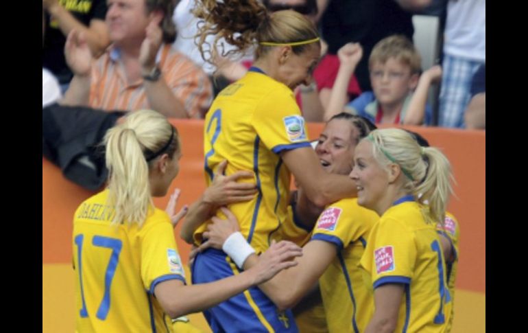 Las jugadoras suecas celebran un gol que pone el marcador 1-0 en el juego contra Francia durante el Mundial Femenil en Alemania. EFE  /