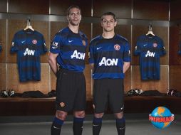 Rio Ferdinand y 'Chicharito' Hernández presentan el nuevo uniforme de visitante del ManU. ESPECIAL  /