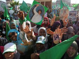 Seguidores de Gadhafi gritan consignas, durante una manifestación. EFE  /