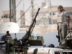 Rebelde libio se prepara para manejar un tanque militar de defensa. AFP  /