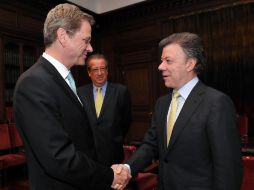 Santos, aquí con el Ministro de Relaciones de Alemania, ha denunciado varios descalcos. AFP  /