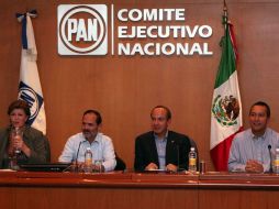 El Presidente Felipe Calderón (cen.) acudió a la reunión para discutir las rutas a seguir en las elecciones de 2012. EL UNIVERSAL  /