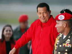 Antes de tomar el avión, Hugo Chávez afirmó que agradece ''la comprensión de la mayoría de los venezolanos''. EFE  /