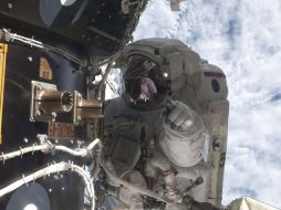 El astronauta Mike Fossum realiza tareas fuera de la Estación Espacial Internacional. REUTERS  /