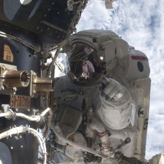 Tripulación repara fallas en el Atlantis