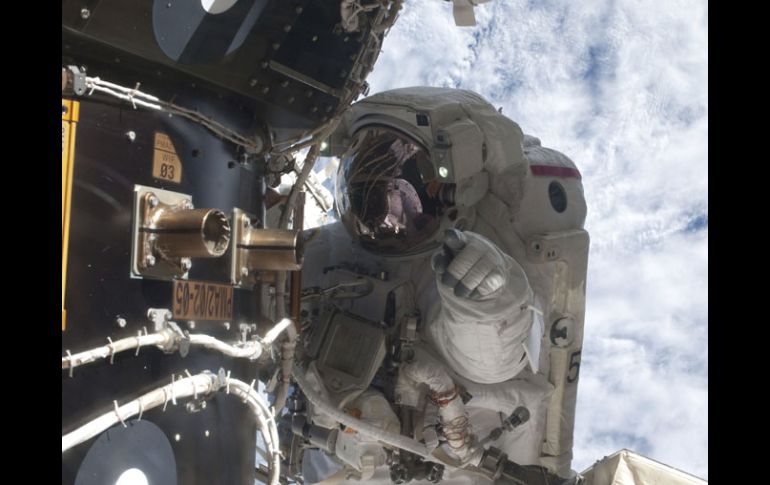 El astronauta Mike Fossum realiza tareas fuera de la Estación Espacial Internacional. REUTERS  /
