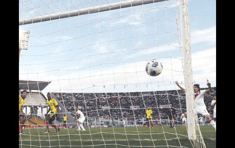 Carlos Lobatón (der.) anotó el primer gol de los peruanos. AFP  /