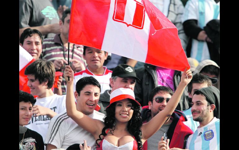 Aunque fueron minoría en el estadio, hubo peruanos que llamaron más la atención que los ruidosos colombianos. EFE  /
