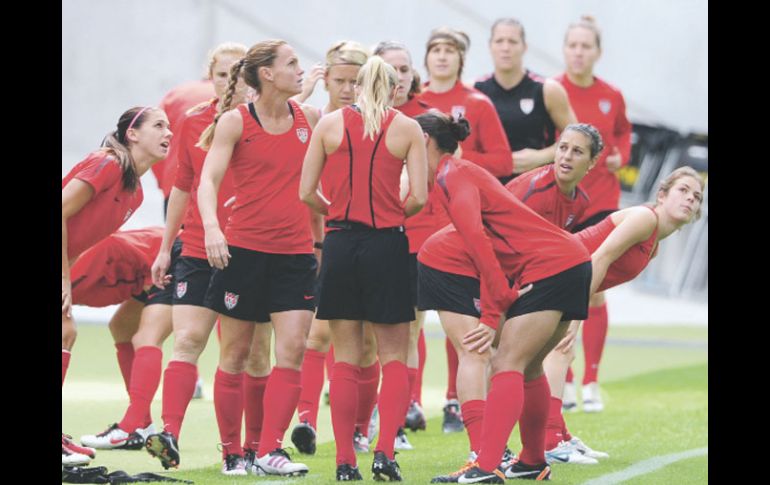 Las estadounidenses reconocieron ayer la cancha del estadio en Frankfurt, donde hoy jugarán la final. AFP  /