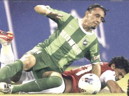 Vela (derecha) disputa un balón con un defensa del equipo chino. REUTERS  /