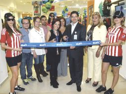 La gerente de la tienda Rocío López y Ottoniel Farías cortan el listón para inaugurar la sucursal Martí La Ciudadela. E. FLORES  /