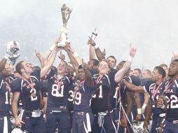 Jugadores de la Selección de Estados Unidos levantan el trofeo de campeón del Mundial de futbol americano. EFE  /