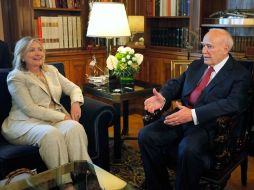 Karolos Papoulias habla con la secretaria de Estado de EU, Hillary Clinton, durante una reunión en Atenas. REUTERS  /