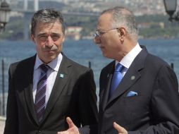 Anders Fogh Rasmussen (izq) y Ekmelettin Ihsanoglu, charlan tras una reunión. EFE  /