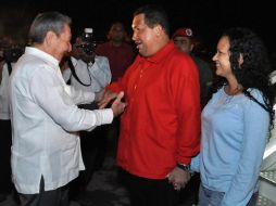 El presidente cubano Raúl Castro saluda al mandatario venezolano Hugo Chávez, a su arribo al aeropuerto internacional José Martí. AP  /