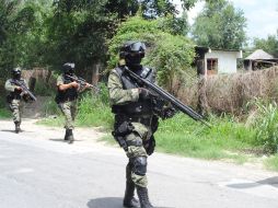 Policías estatales y soldados incursionaron en calles de la conflictiva zona en búsqueda de hombres armados. NTX  /